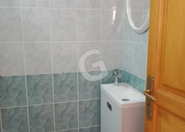 Maison à Avec Piscine Chauffée, Proche - Fr-1-194-364 *