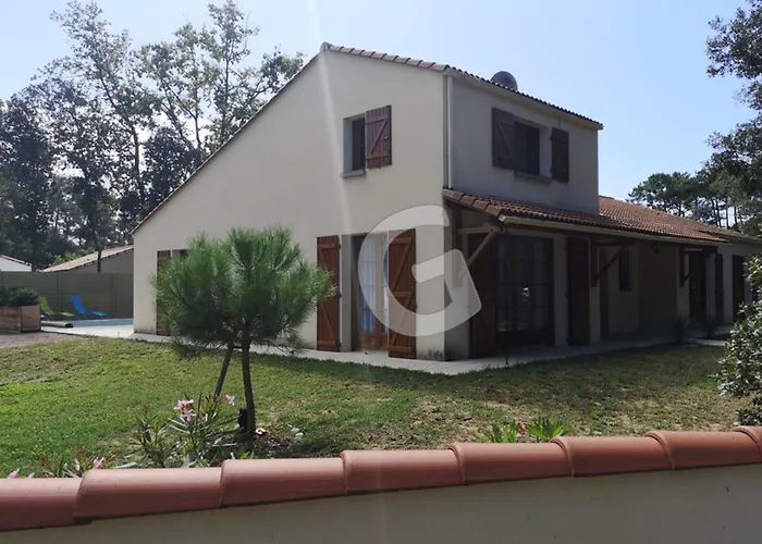 Maison à Avec Piscine Chauffée, Proche - Fr-1-194-364 *